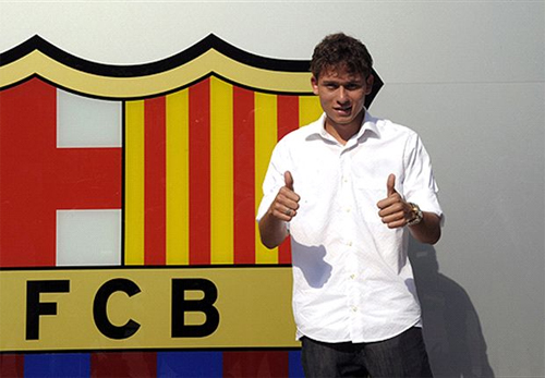 Keirrison ra mắt tại Barca hồi hè 2009. Ảnh: Reuters