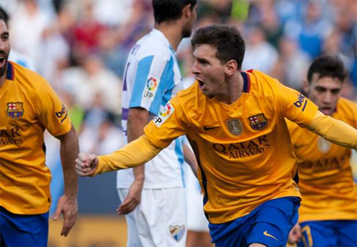 Messi (áo vàng, giữa) mới ghi bàn quyết định giúp Barca đánh bại Malaga. Ảnh: Reuters