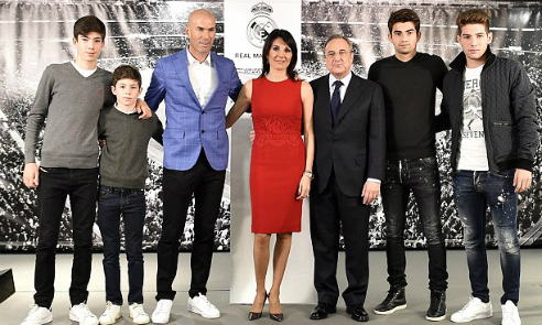 Bốn con trai cùng có mặt trong lễ nhậm chức của Zidane. Từ trái qua: Theo, Eliaz, Enzo và Luca. Ảnh: AFP.