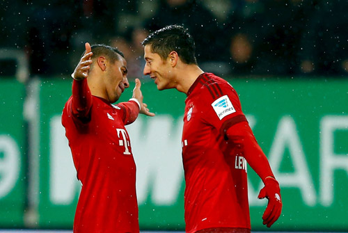 Lewandowski chia vui cùng Alcantara sau bàn thắng vào lưới Augsburg. Ảnh: Reuters.