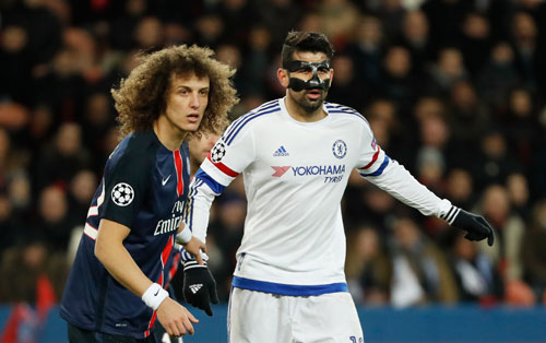 David Luiz theo kèm Diego Costa. Ảnh: Reuters.